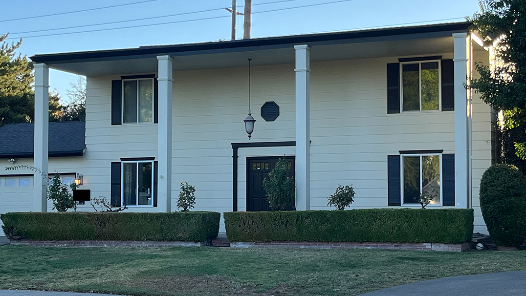 A house with 4 pillars