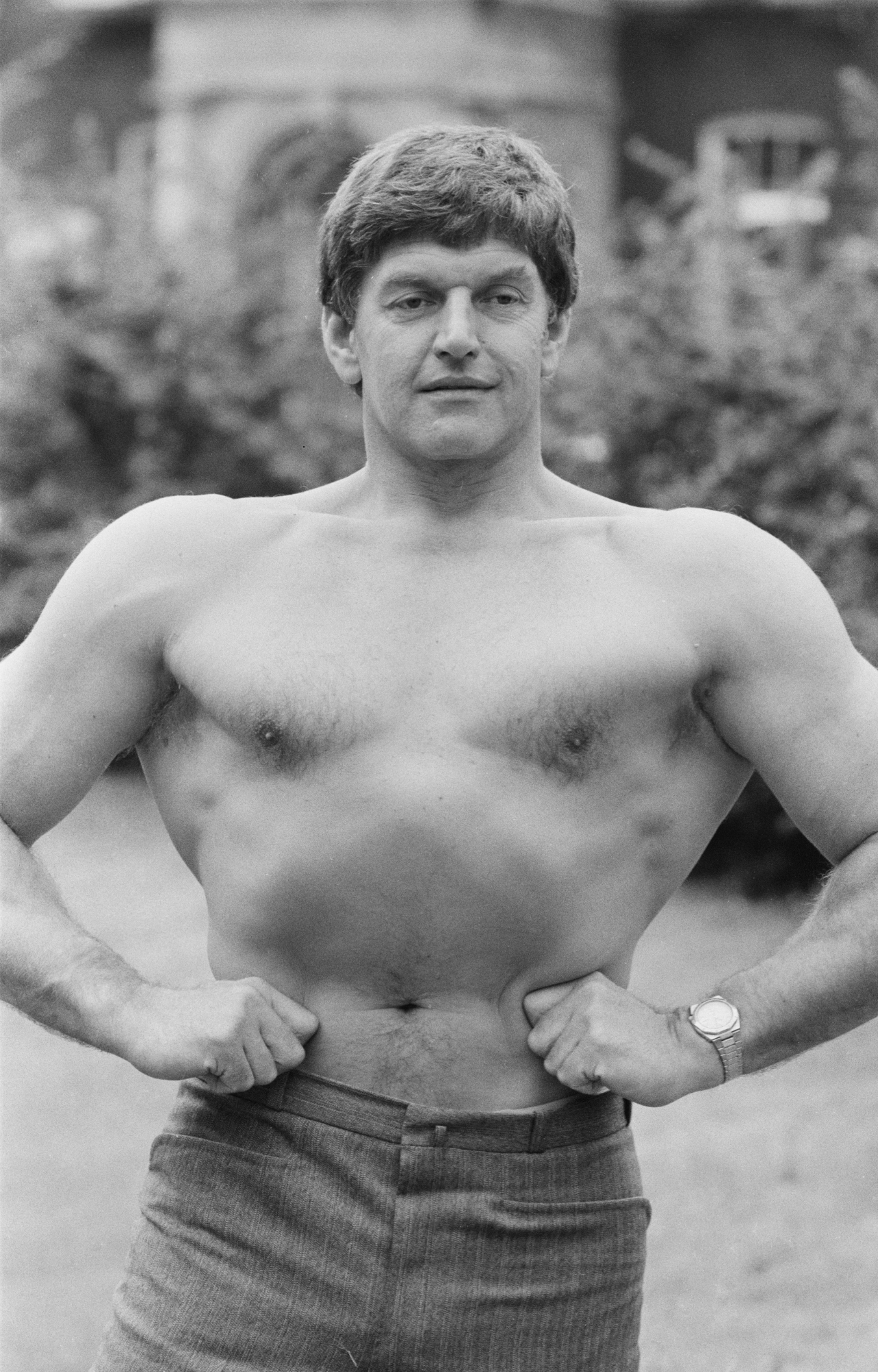 David Prowse actor who played Darth Vader flexes for a photo in 1981