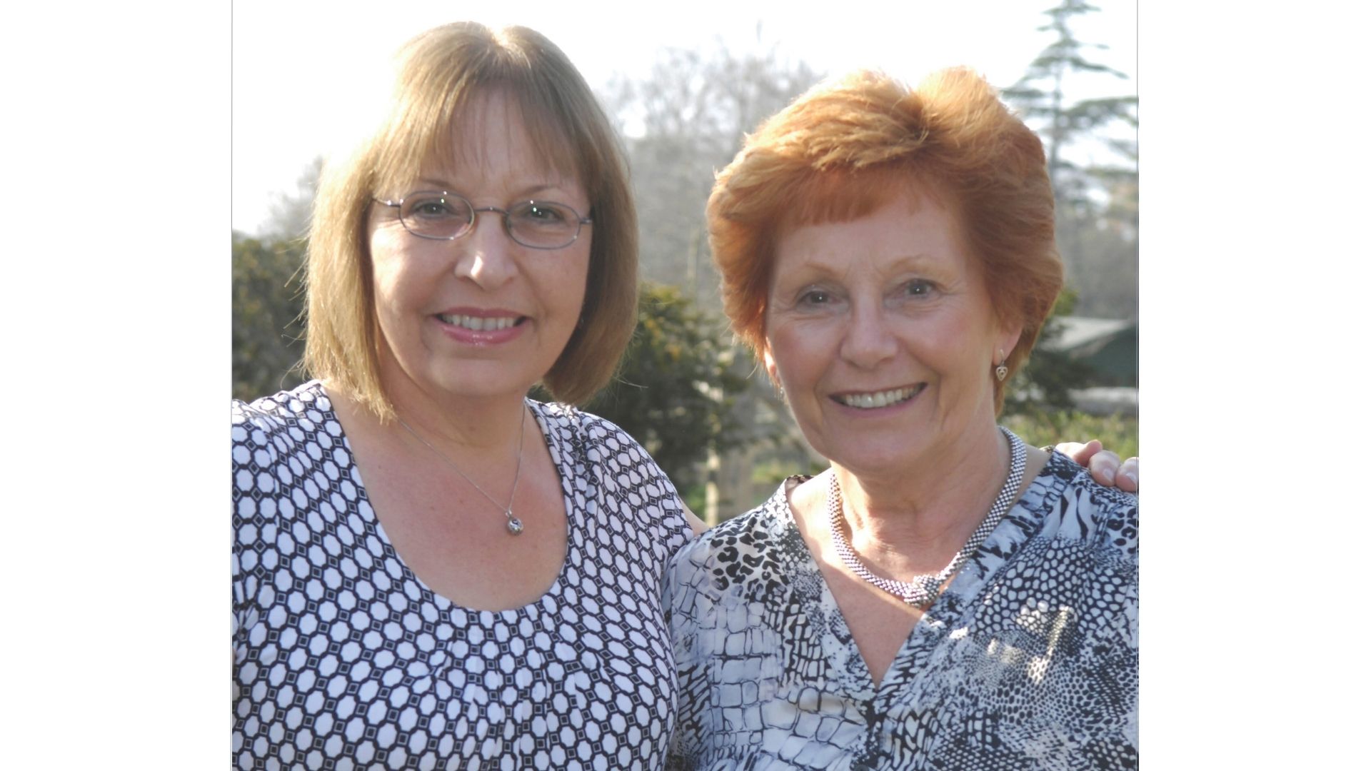 Reunited twin sisters Helen Edwards and Jenny Lee Smith, aged 76