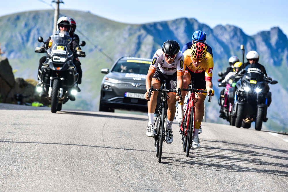 The break during stage 2 of the Arctic Race of Norway