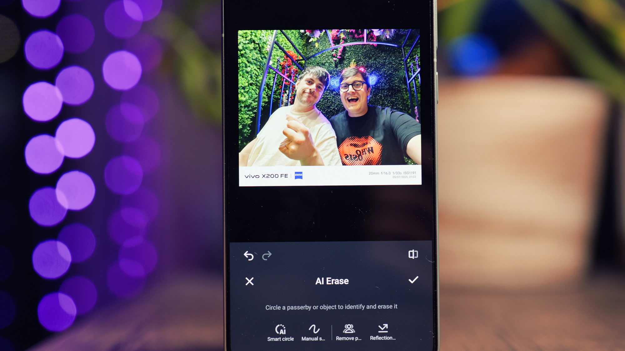 Vivo X200 FE phone screen showing two people in a photo