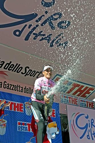 Ivan Basso (CSC) sprays the crowd