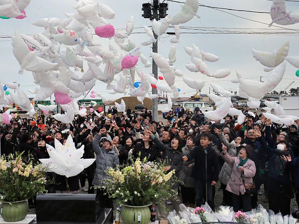 Dove-shaped balloons. 