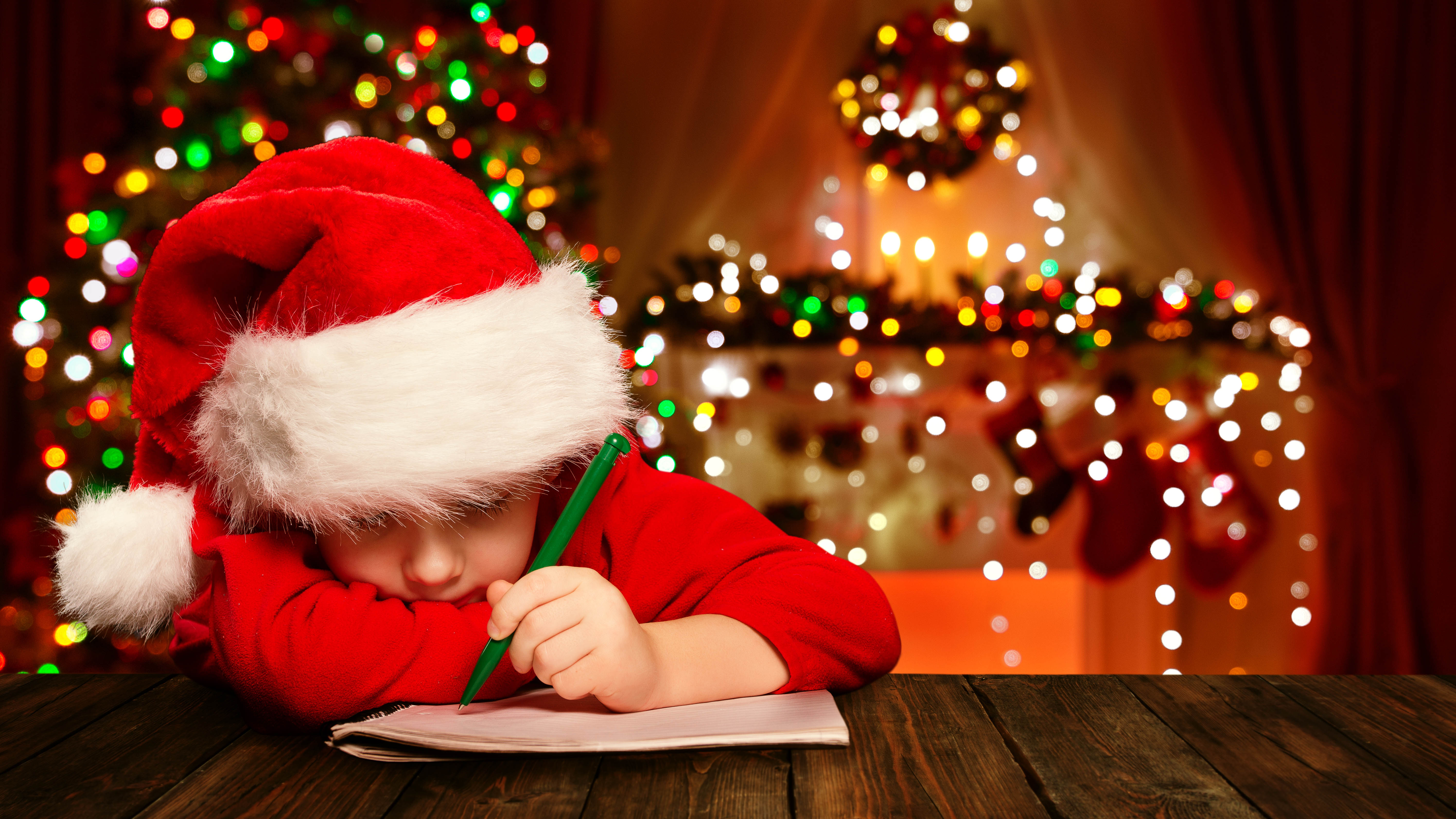 Ребенок пишет список желаний на Рождество
