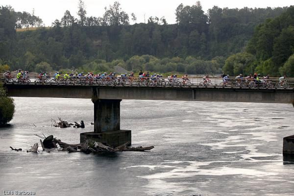 The Vuelta Chile peloton en route to Villarrica during stage 6.