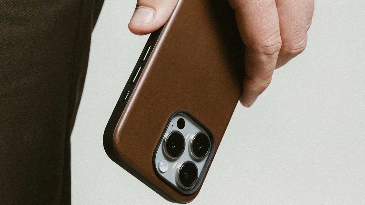 Nomad Modern Leather for iPhone 16 Pro Max being held