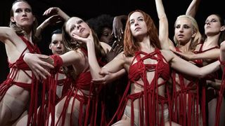 En gruppe jenter kledd i rødt i skrekkfilmen Suspiria.