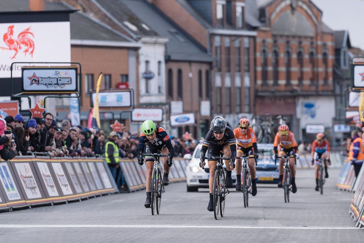Amy Pieters wins the sprint for third ahead of Floortje Mackaij