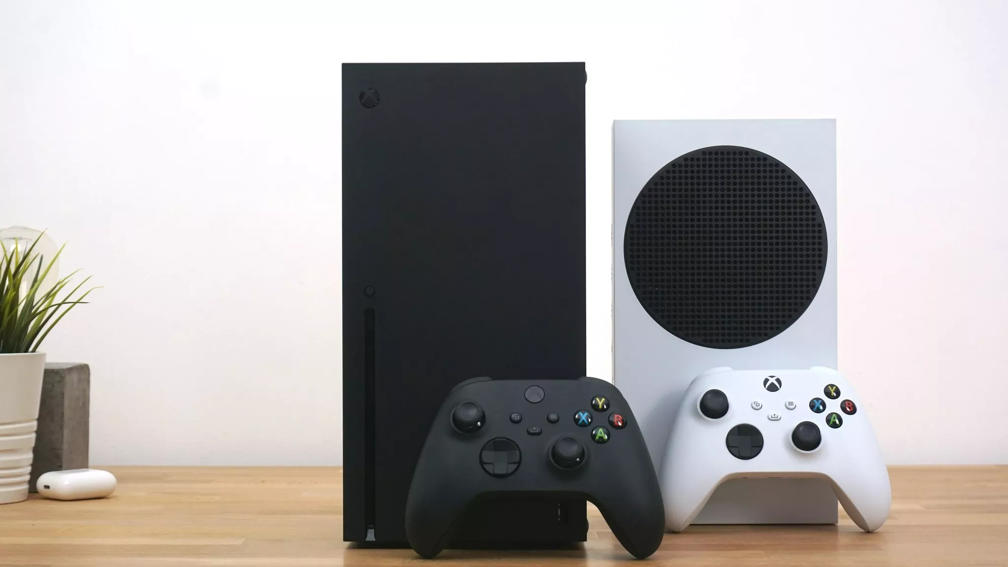 Xbox Series X und Series S mit Controllern