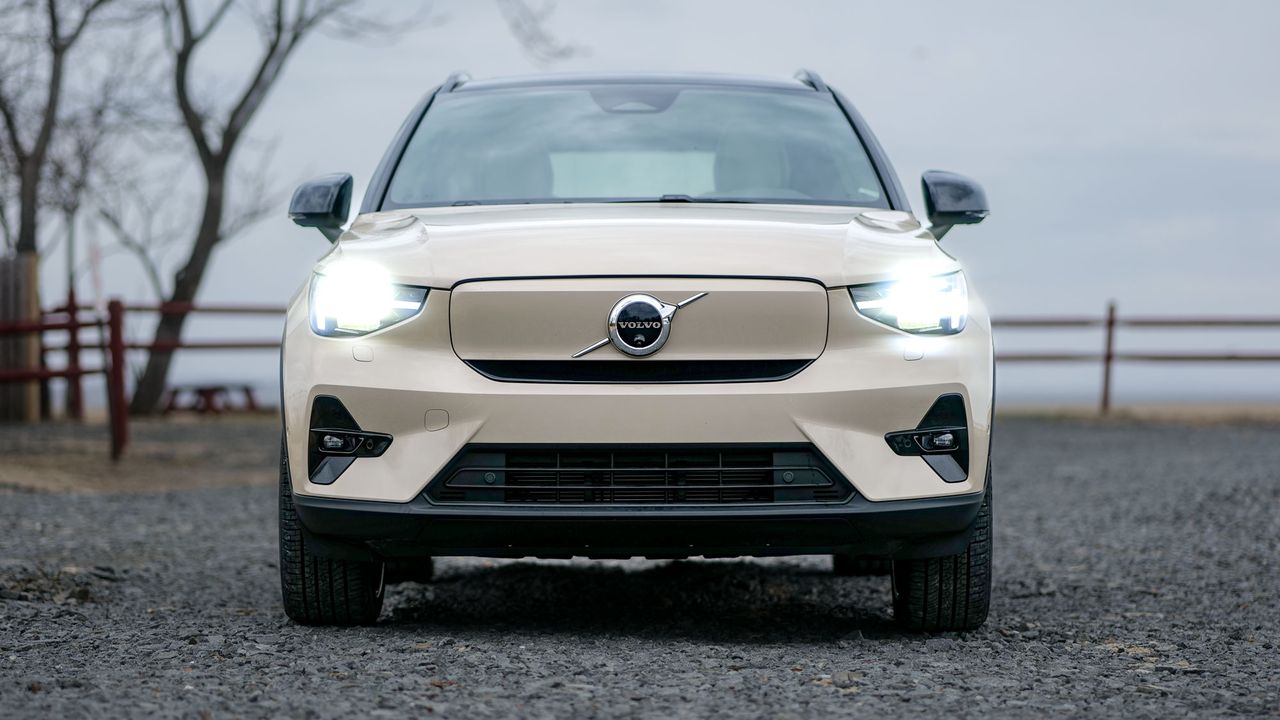 2025 Volvo EX40 Ultra Twin Motor test drive review.