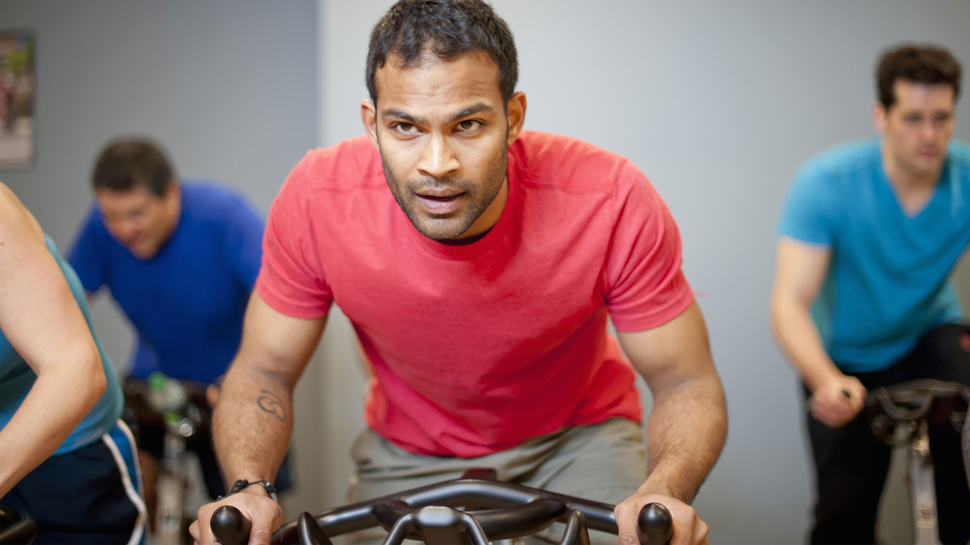 How to lose weight with an exercise bike: The photo shows a man on an exercise bike.