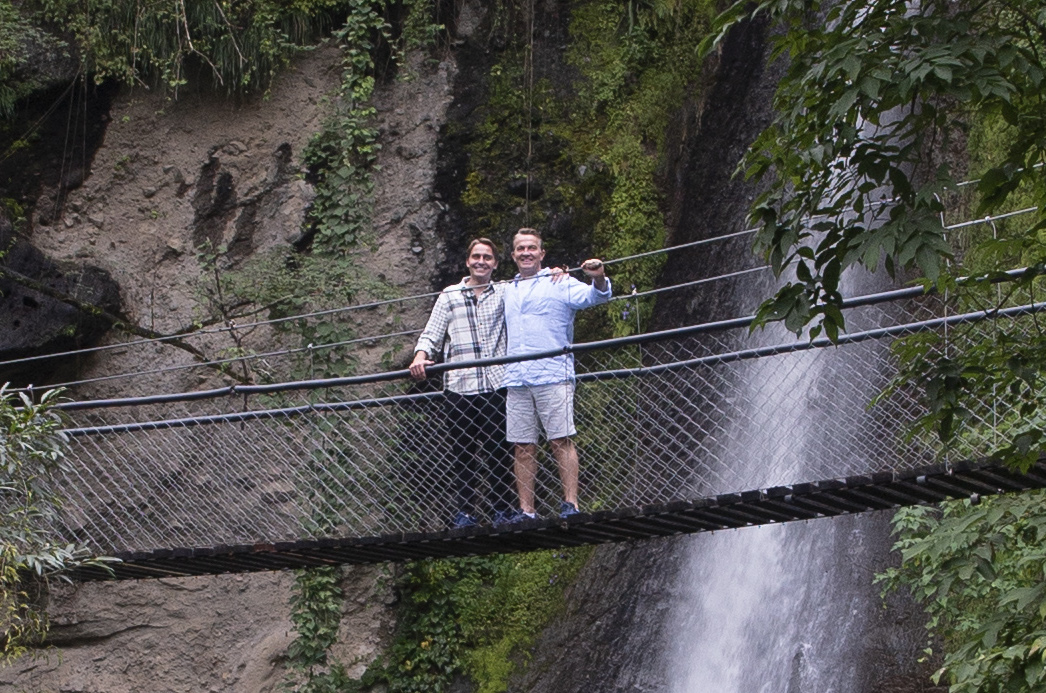 Bradley y Barney Walsh junto a una cascada en México