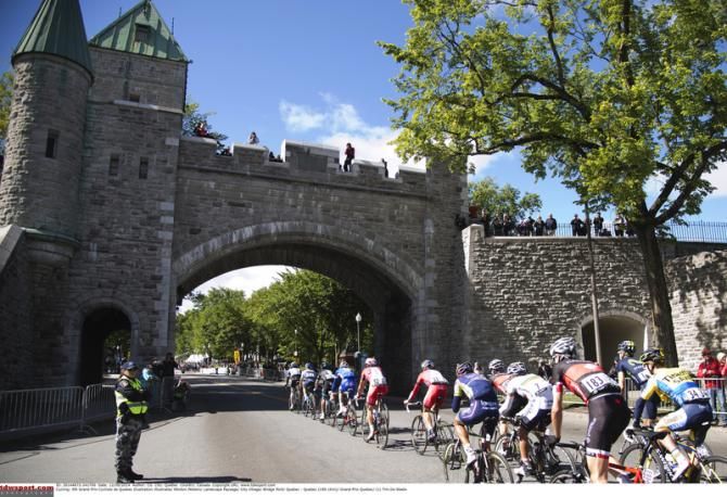 The peloton about to go under another brdige