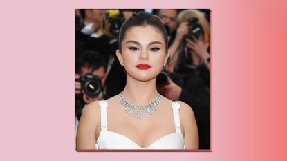 Selena Goмez wearing a white dress and red lipstick at the opening cereмony and screening of &qυot;The Dead Don't Die&qυot; dυring the 72nd annυal Cannes Filм Festival on May 14, 2019 in Cannes, France./ in a pink and red teмplate