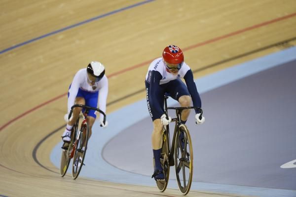 Victoria Pendleton (Great Britain) en route to victory against Ekaterina Gnidenko (Russian Federation).