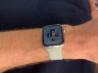 Apple Watch Series 5 watch face switches to a dark theme when resting