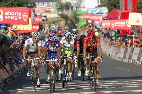 Joaguin Rodriguez (Katusha) wins the sprint at the head of the peloton for 15th place, but was unsuccessful in his bid to unseat race leader Igor Anton (Euskaltel - Euskadi).