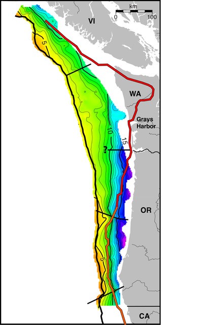 Mapa do fundo marinho da Zona de Subdução de Cascadia, mostrando a profundidade da falha entre o local Juan de Fuca, que se move para leste, e a placa norte-americana.  Amarelo/laranja indica profundidades rasas;  verde, mais profundo;  azuis/roxos mais profundos.  As linhas pretas diagonais aproximam as divisões entre os diferentes segmentos da zona.  A linha vermelha ondulada à direita indica a borda em direção ao mar de rochas continentais rígidas que aparentemente fazem com que a zona se divida nesses segmentos.