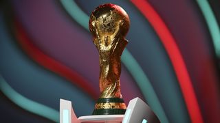 Fodbold-VM 2022 i Qatar: Dette er trofæet, der kæmpes om