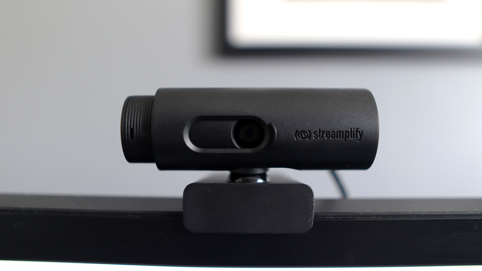 Streamplify Cam mounted on a PC monitor.