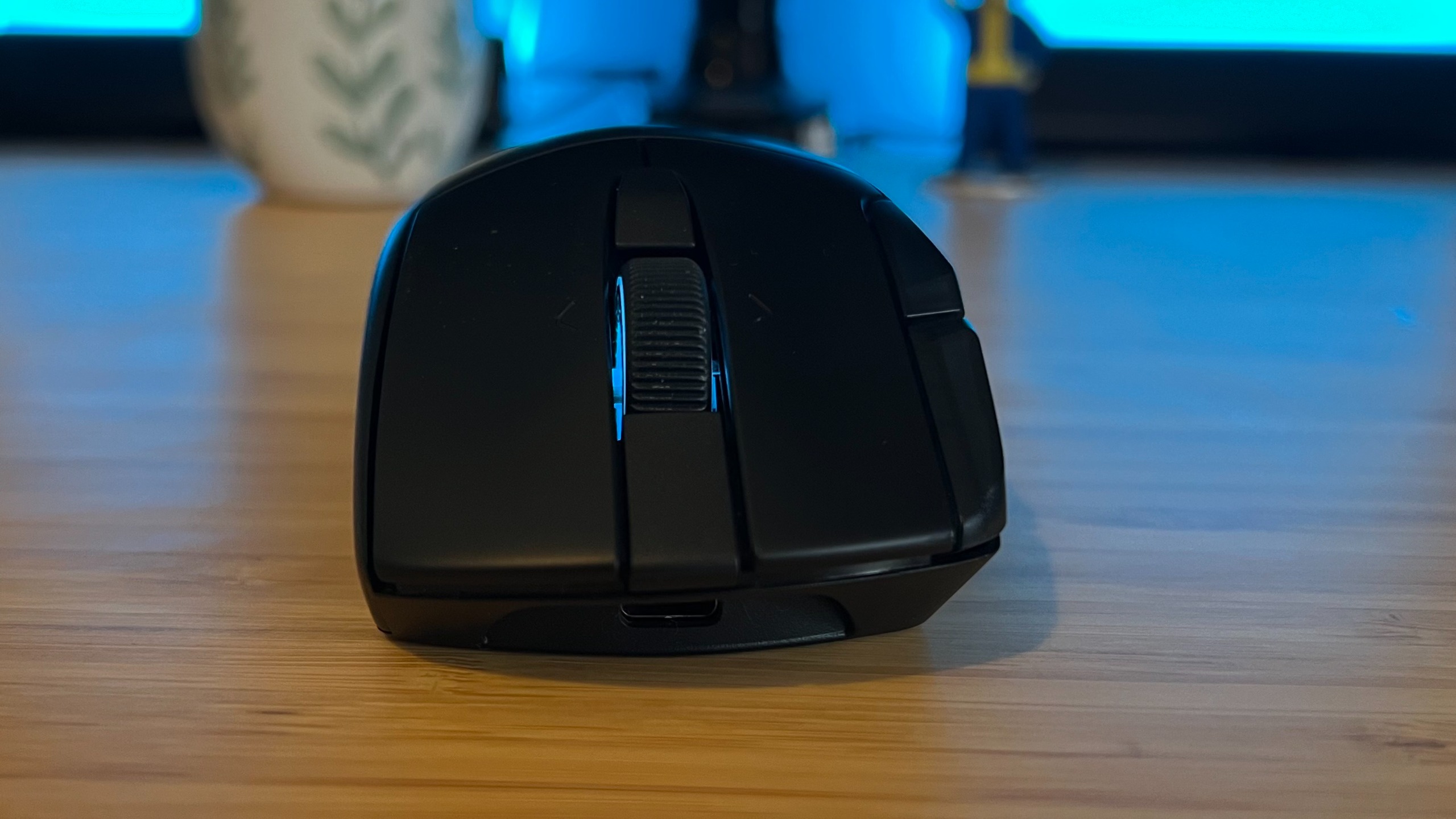 Close up on main mouse buttons and scroll wheel of Corsair Nightsword V2 Wireless gaming mouse