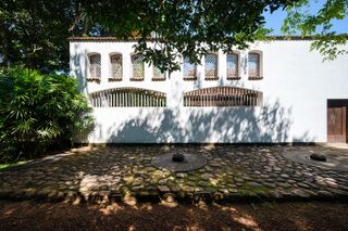 white exterior of Ena de Silva house by Geoffrey Bawa in Sri Lanka