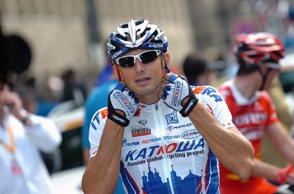 Laszlo Bodrogi (Team Katusha) buckles up before the start.