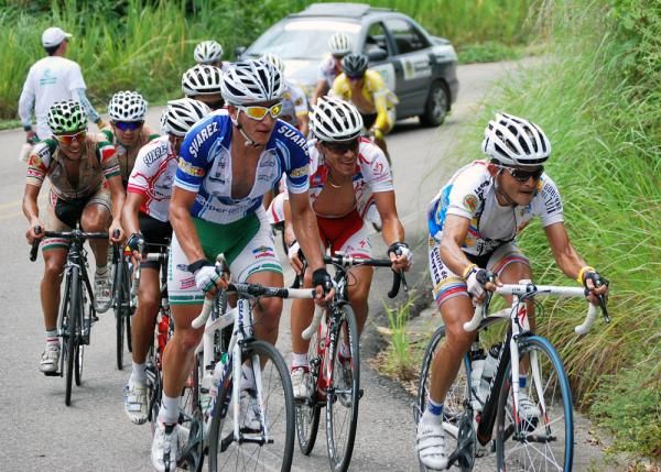 Sergio Luis Henao (Ind Ant-Idea-Fla-Lot De Medellin) led a group early on, but they couldn't stay with the new race leader.