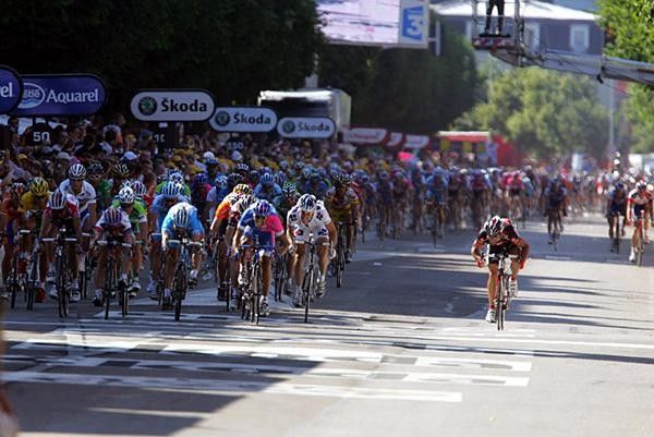 Jimmy Casper (Fran&ccedil;aise Des Jeux) throws his bike for the win.