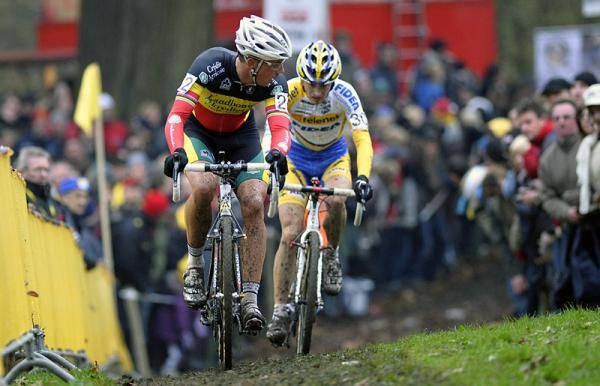 Sven Nys (Landbouwkrediet) keeps an eye on Kevin Pauwels (Telenet - Fidea) in the race finale.