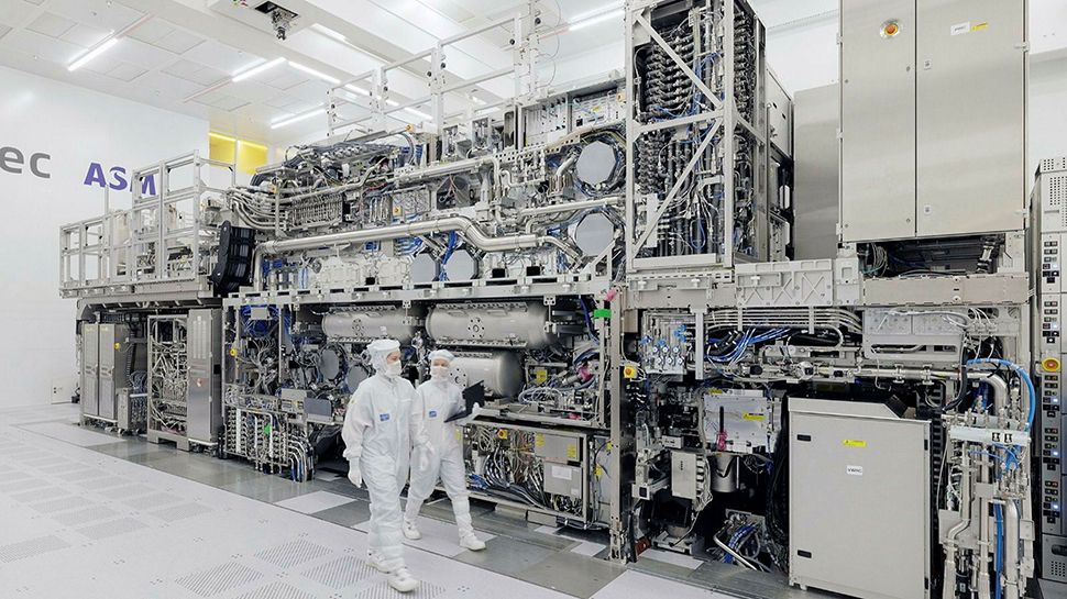 Here&#8217;s what the machine that will build your next laptop CPU looks like — customers including Intel paid $350 million and waited up to six years to get their hands on it