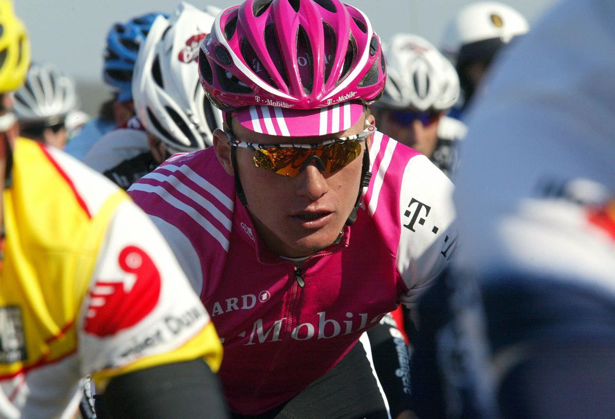 Alexandre Vinokourov sits in the peloton at Criterium International in 2004.
