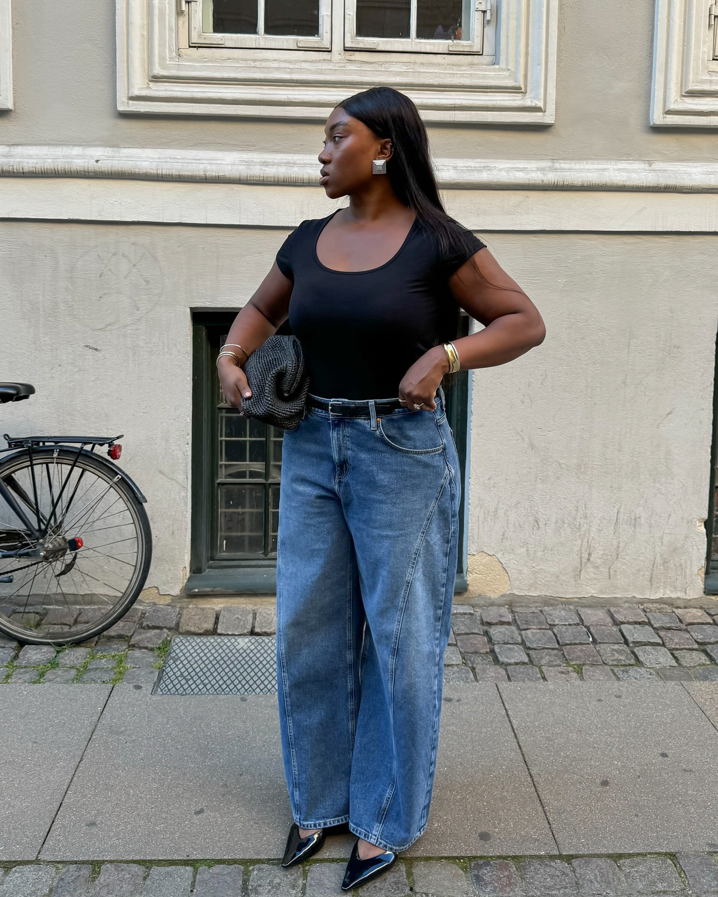 Infleuncer wears twisted seam jeans.