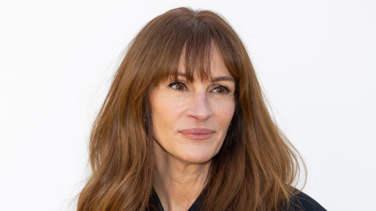 A close up of Julia Roberts with full bangs at the Jacquemus show