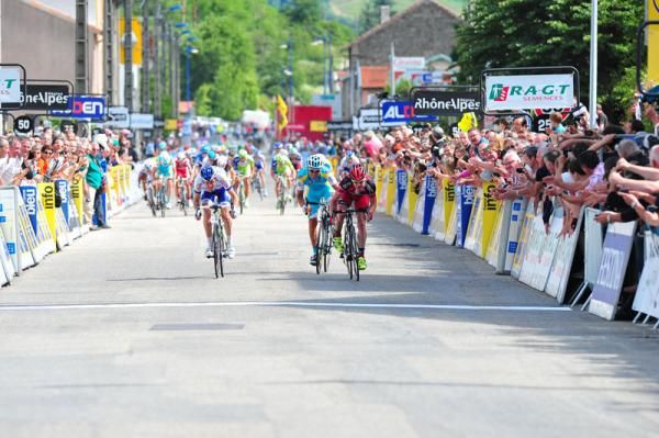 Cadel Evans wins the sprint ahead of Kashechkin and Coppel