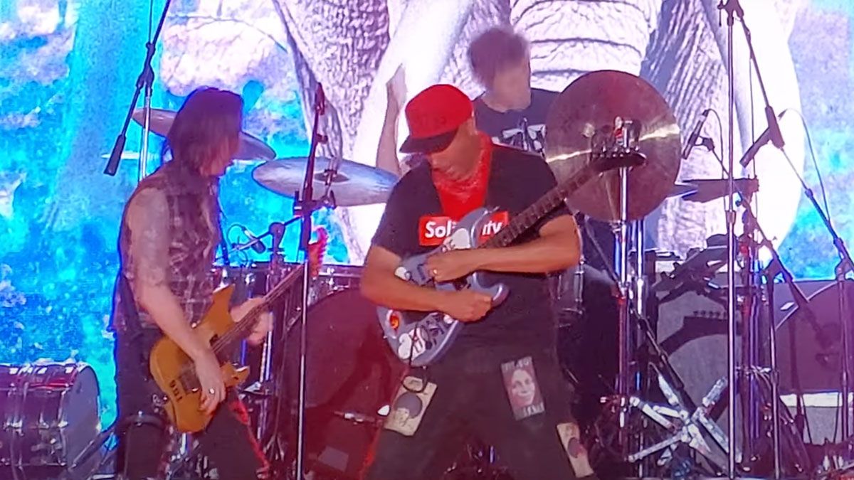 Tom Morello and Nuno Bettencourt perform live