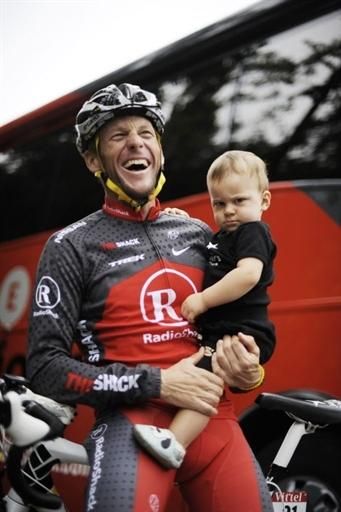 Lance Armstrong (Radioshack) and his youngest son Max.