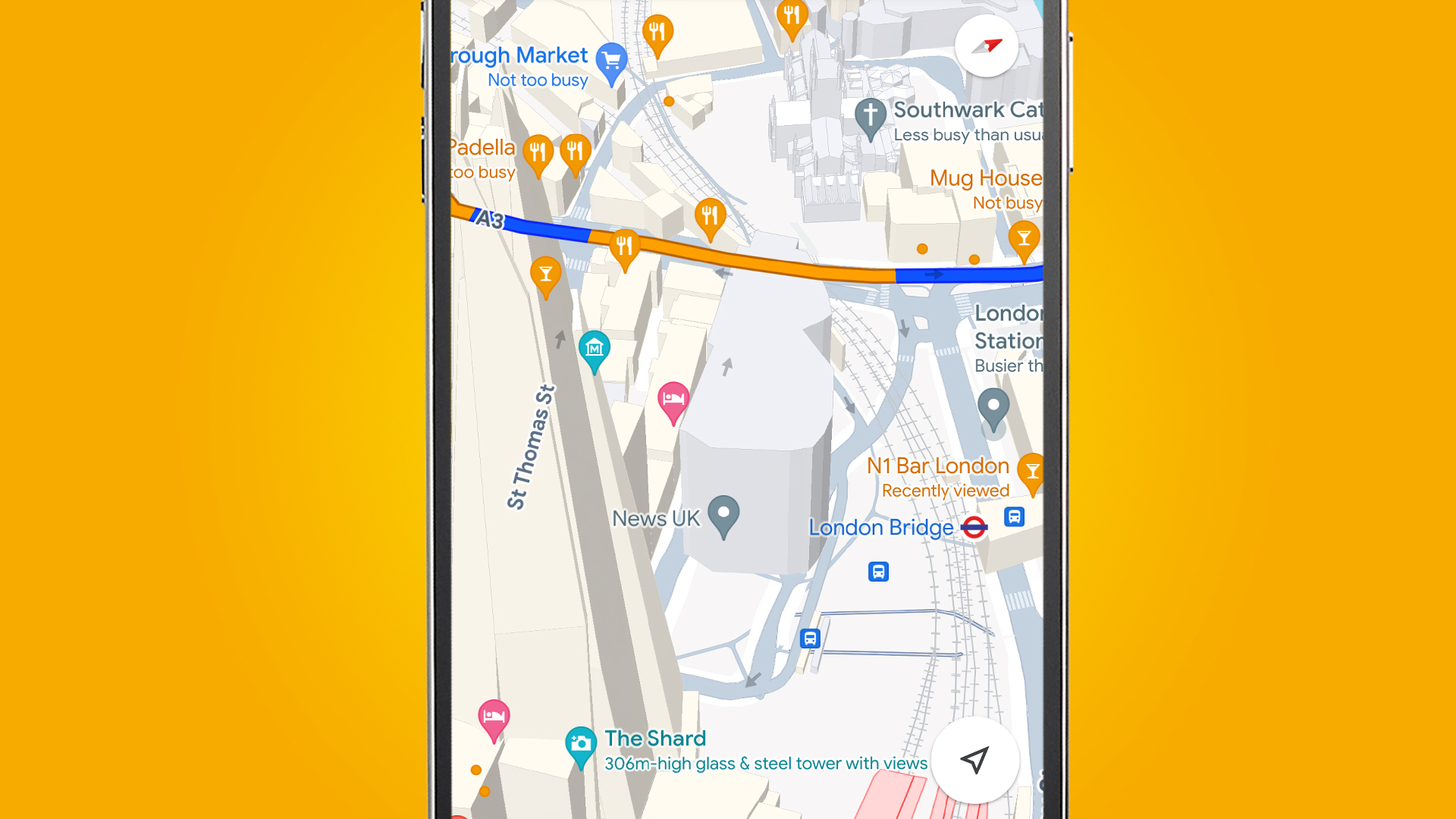 Телефон на телефоне на оранжевом фоне показаны 3D-здания в приложении Google Maps