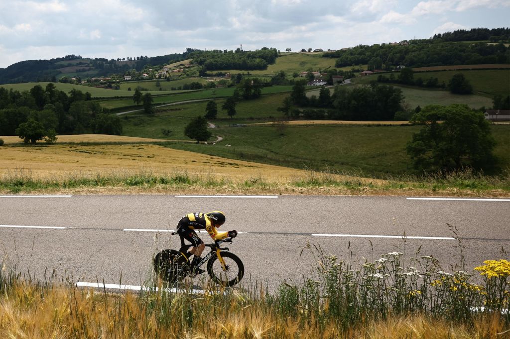 Дилан ван Баарле (Jumbo-Visma) во время 4-го этапа TT Criterium du Dauphiné 2023 г.