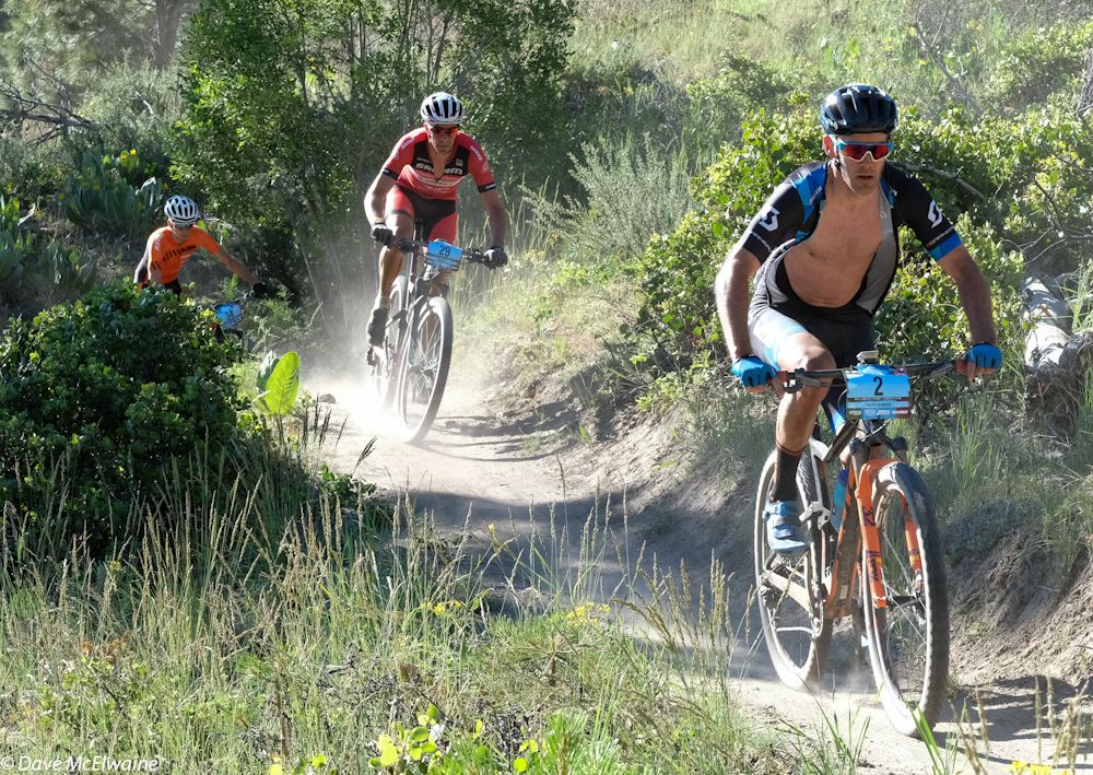 Geoff Kabush (Scott Maxxis) and Todd Wells (SRAM-TLD) chasing the leaders during the opening lap