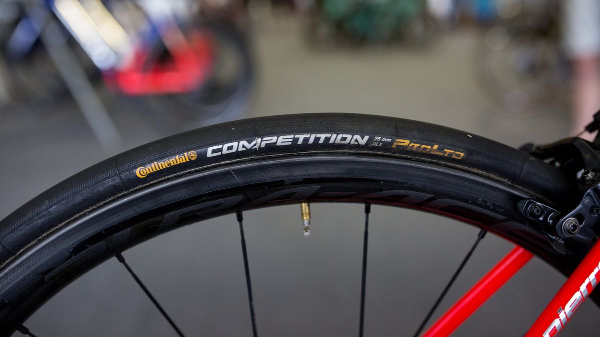 Cimolai's bike was setup with the 24mm versions of the Shimano Dura-Ace R9100 wheels and paired with Continental Competition tubular tyres