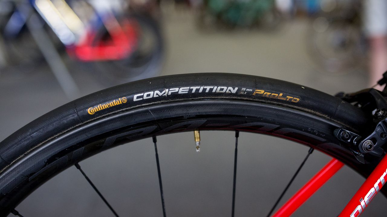 Cimolai's bike was setup with the 24mm versions of the Shimano Dura-Ace R9100 wheels and paired with Continental Competition tubular tyres