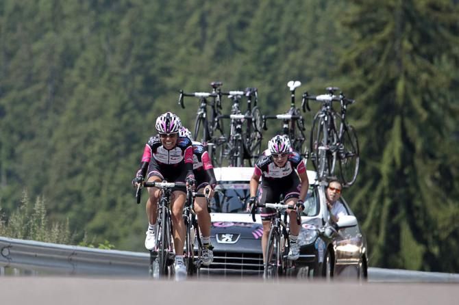 BePink en route to victory in the opening team time trial