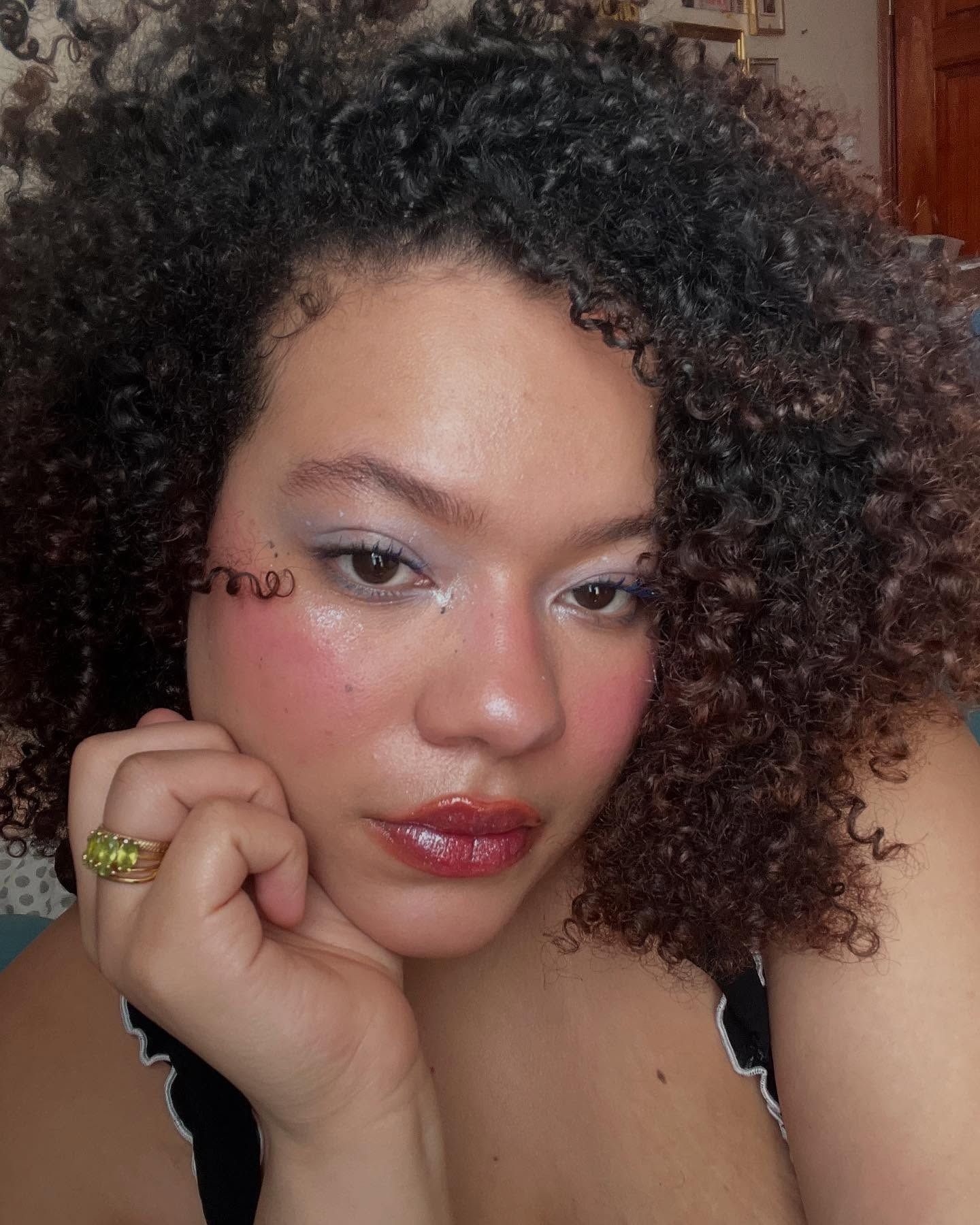 Photo of @anaasmood wearing shimmery blush