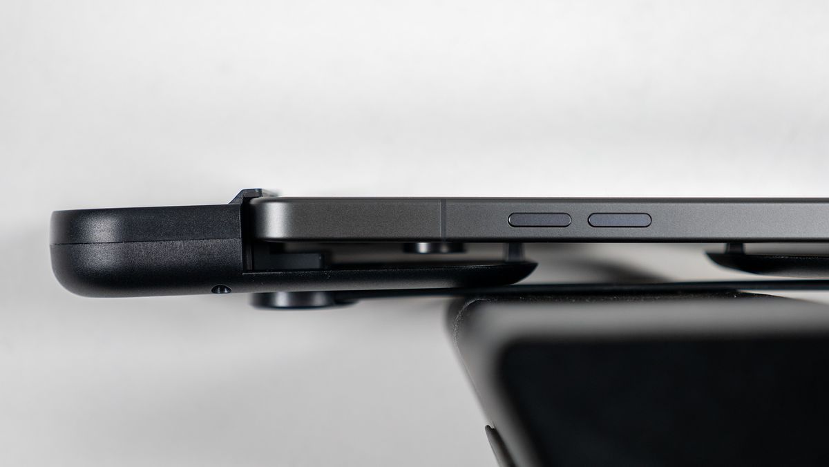 Looking at the rubber band mechanism that holds both halves of the Razer Prio together