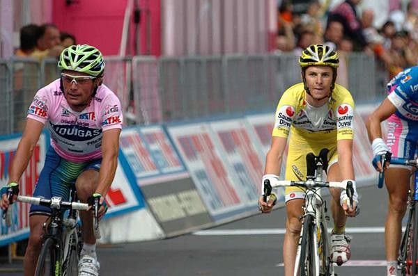 Danilo Di Luca (Liquigas) finishes and closes the time gap.