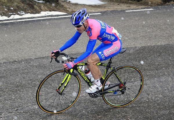 Damiano Cunego (Lampre-ISD) climbs through blustery snow on the Passo Pordoi.