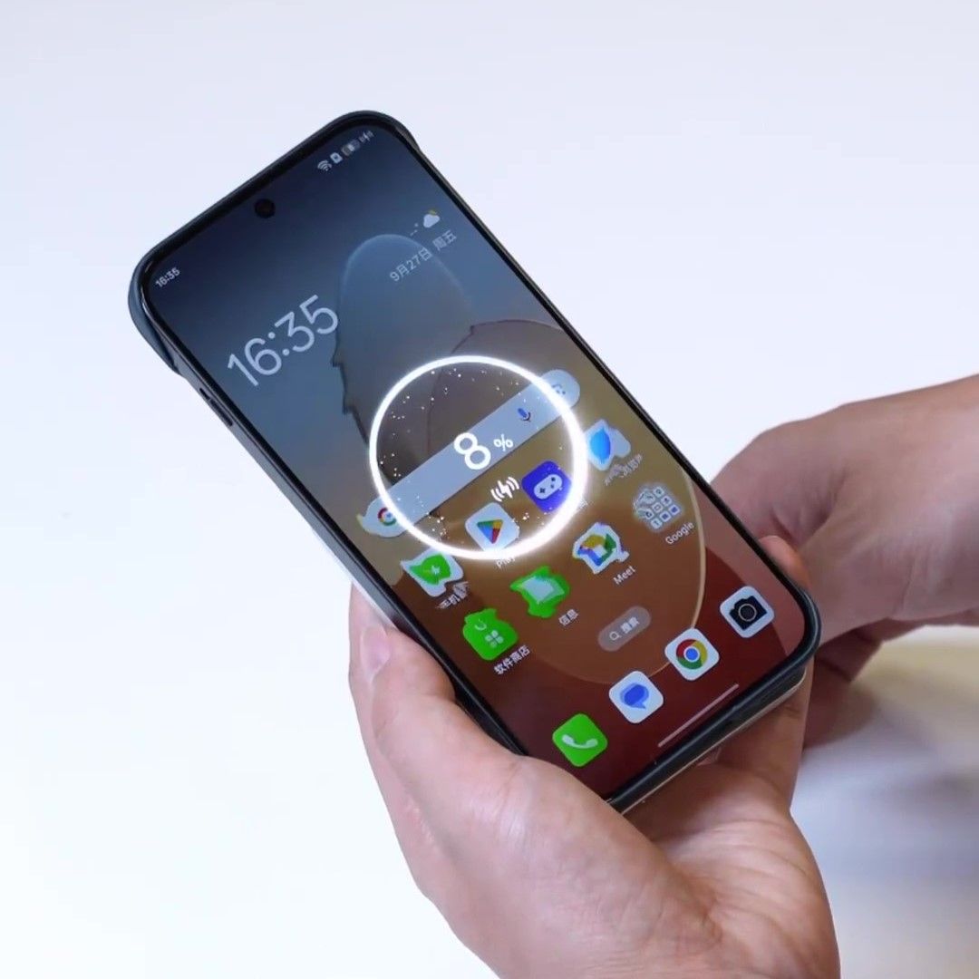 Magnetic charging on the OPPO Find X8