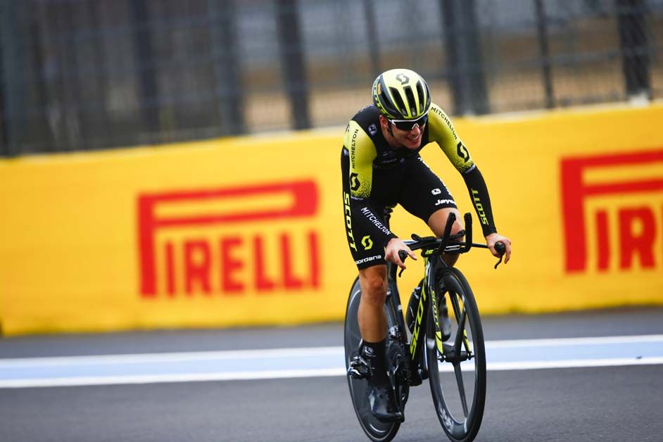 Simon Yates tests out his new tyres