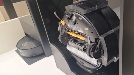 Dreame Aqua20 Pro Ultra Roller X Complete robot vacuum on show at IFA